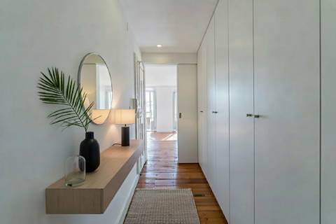 Apartamento T2 com três frentes e vista direta sobre o Tejo Alfama