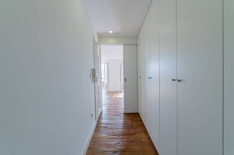 Apartamento T2 com três frentes e vista direta sobre o Tejo Alfama