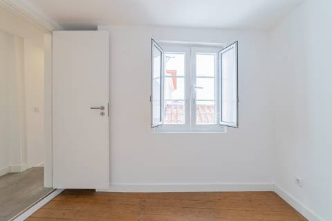 Apartamento T2 com três frentes e vista direta sobre o Tejo Alfama