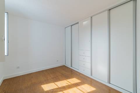 Apartamento T2 com três frentes e vista direta sobre o Tejo Alfama