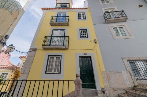 Apartamento T2 com três frentes e vista direta sobre o Tejo Alfama
