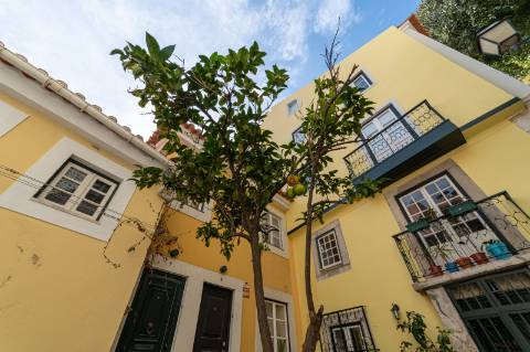 Apartamento T2 com três frentes e vista direta sobre o Tejo Alfama