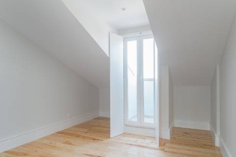 Arrendamento | T4 Duplex cheio de charme na Rua da Bela Vista à Graça