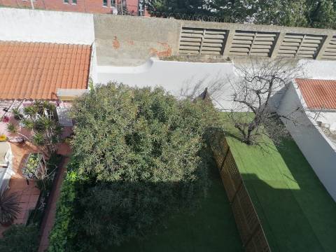 Arrendamento | T4 Duplex cheio de charme na Rua da Bela Vista à Graça