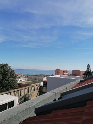 Arrendamento | T4 Duplex cheio de charme na Rua da Bela Vista à Graça