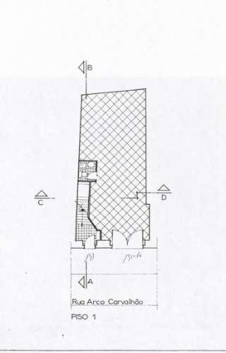 Armazém com potencial para loft em Campo de Ourique