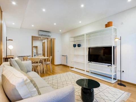 Apartamento T1 na Avenida Miguel Bombarda mobilado e lugar de garagem