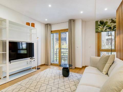 Apartamento T1 na Avenida Miguel Bombarda mobilado e lugar de garagem