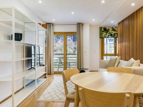 Apartamento T1 na Avenida Miguel Bombarda mobilado e lugar de garagem