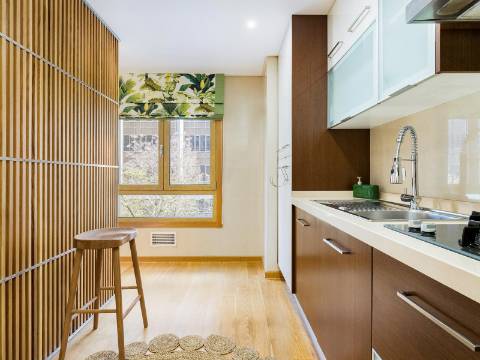 Apartamento T1 na Avenida Miguel Bombarda mobilado e lugar de garagem