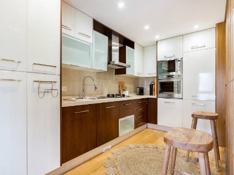 Apartamento T1 na Avenida Miguel Bombarda mobilado e lugar de garagem