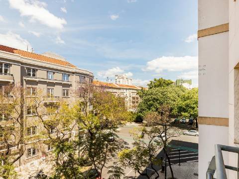 Apartamento T1 na Avenida Miguel Bombarda mobilado e lugar de garagem