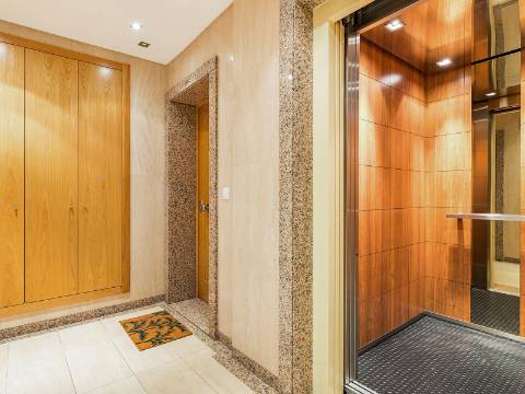 Apartamento T1 na Avenida Miguel Bombarda mobilado e lugar de garagem