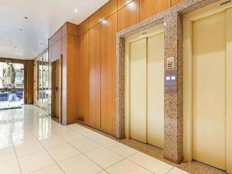 Apartamento T1 na Avenida Miguel Bombarda mobilado e lugar de garagem