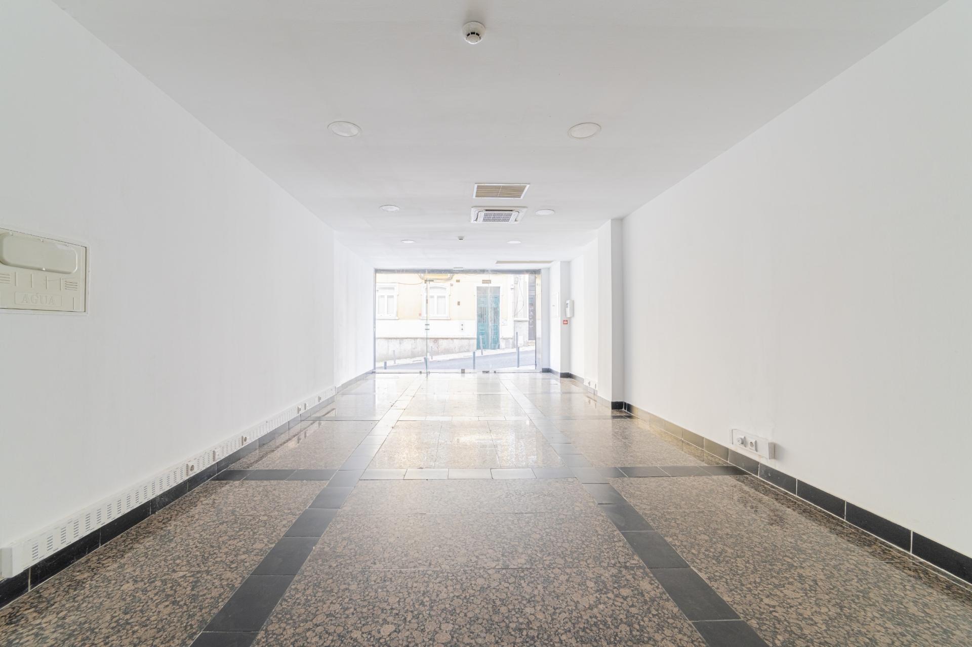 Loja na Barão Sabrosa, em Lisboa