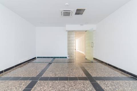 Loja na Barão Sabrosa, em Lisboa