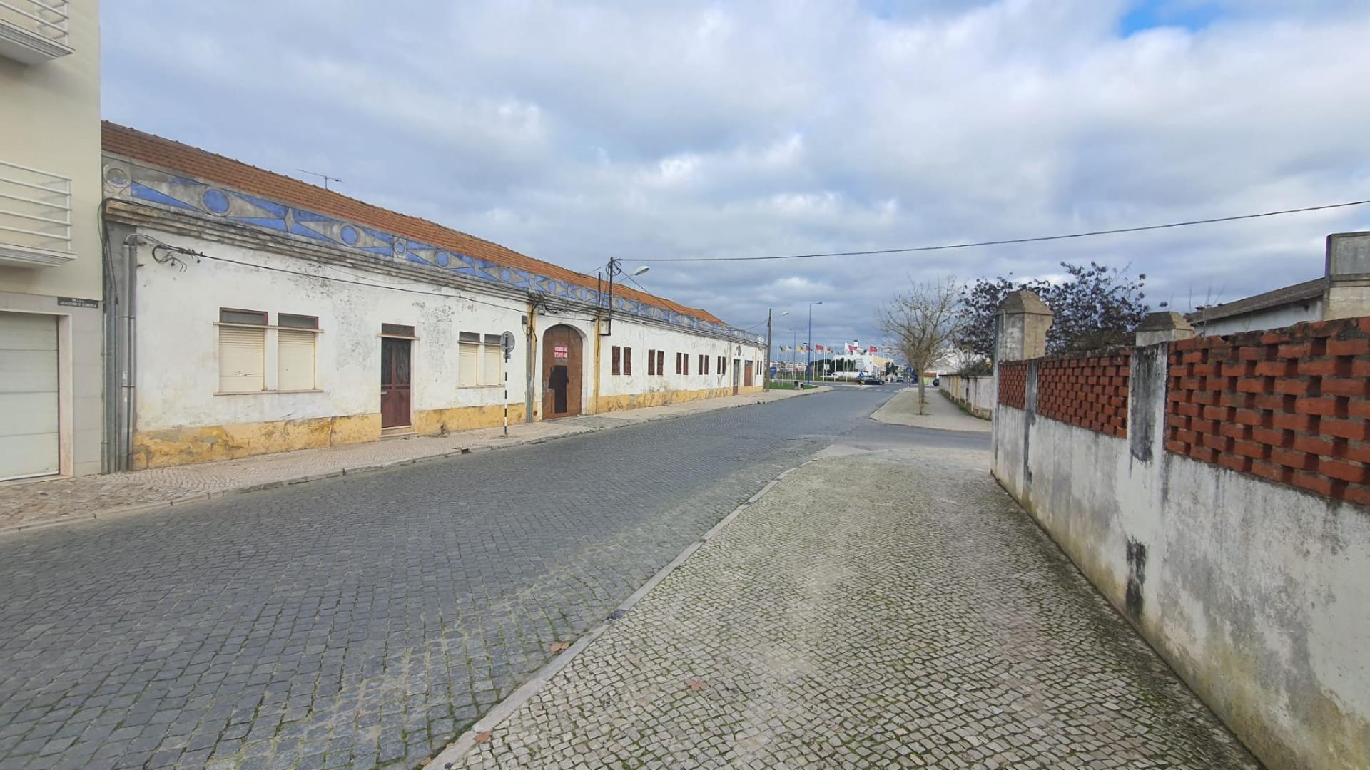 Terreno urbano com 2.432 m² no Centro do Montijo