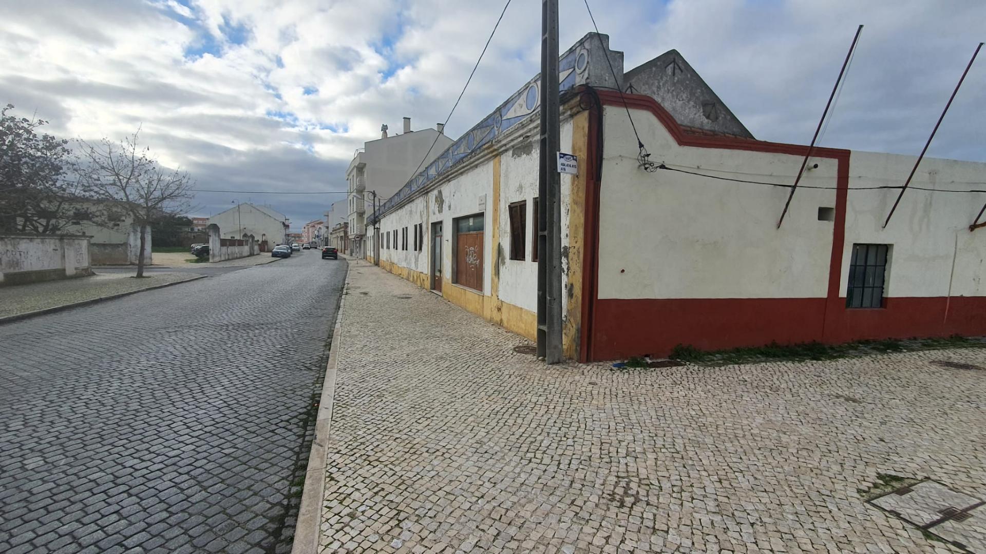 Terreno urbano com 2.432 m² no Centro do Montijo