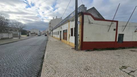 Terreno urbano com 2.432 m² no Centro do Montijo