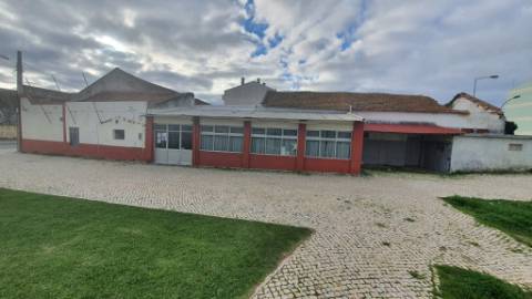 Terreno urbano com 2.432 m² no Centro do Montijo