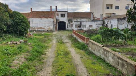 Terreno urbano com 2.432 m² no Centro do Montijo