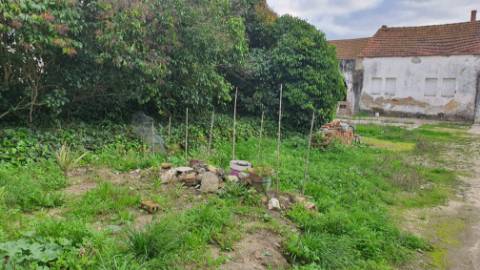 Terreno urbano com 2.432 m² no Centro do Montijo