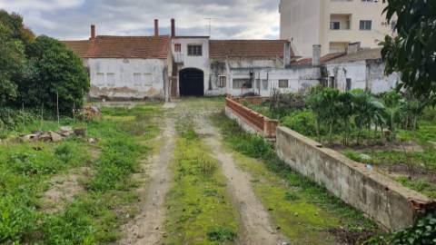 Terreno urbano com 2.432 m² no Centro do Montijo