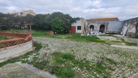Terreno urbano com 2.432 m² no Centro do Montijo