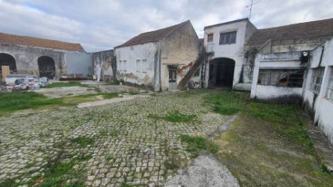 Terreno urbano com 2.432 m² no Centro do Montijo