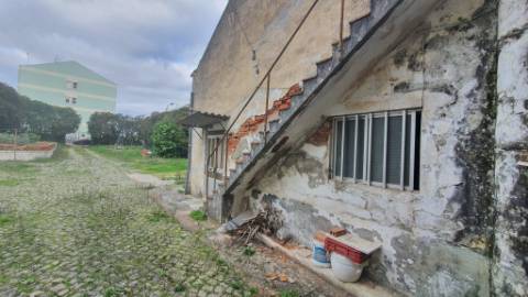 Terreno urbano com 2.432 m² no Centro do Montijo