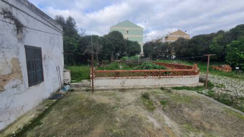 Terreno urbano com 2.432 m² no Centro do Montijo