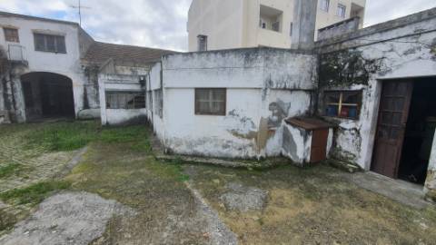 Terreno urbano com 2.432 m² no Centro do Montijo