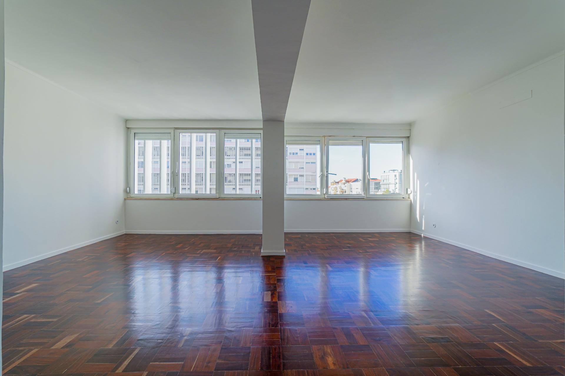 T4 Duplex de 152 m² Totalmente Remodelado, a Estrear | Avenida Infante Santo, Lisboa