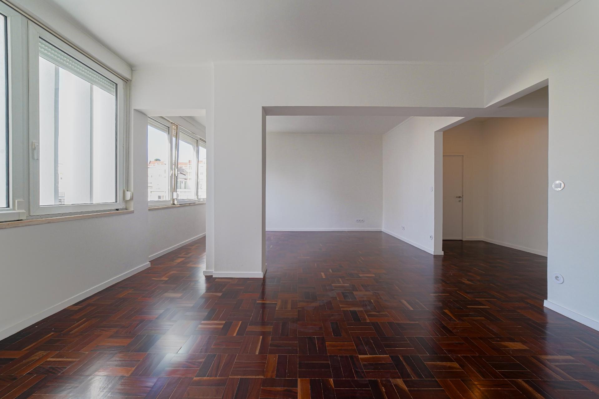 T4 Duplex de 152 m² Totalmente Remodelado, a Estrear | Avenida Infante Santo, Lisboa