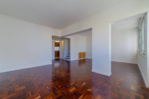 T4 Duplex de 152 m² Totalmente Remodelado, a Estrear | Avenida Infante Santo, Lisboa