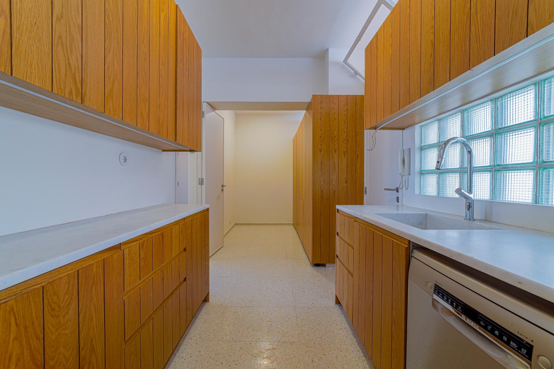 T4 Duplex de 152 m² Totalmente Remodelado, a Estrear | Avenida Infante Santo, Lisboa