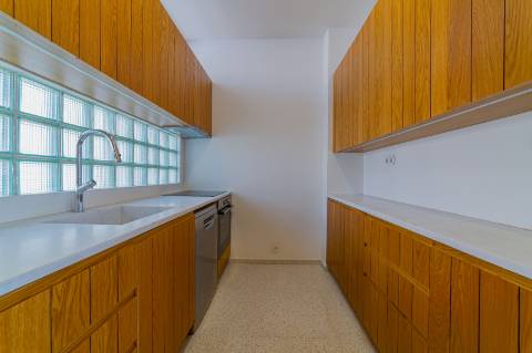 T4 Duplex de 152 m² Totalmente Remodelado, a Estrear | Avenida Infante Santo, Lisboa