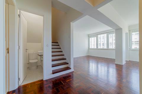 T4 Duplex de 152 m² Totalmente Remodelado, a Estrear | Avenida Infante Santo, Lisboa