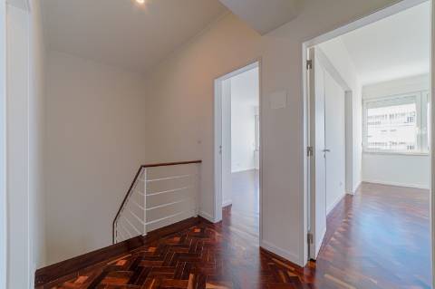 T4 Duplex de 152 m² Totalmente Remodelado, a Estrear | Avenida Infante Santo, Lisboa