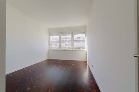 T4 Duplex de 152 m² Totalmente Remodelado, a Estrear | Avenida Infante Santo, Lisboa