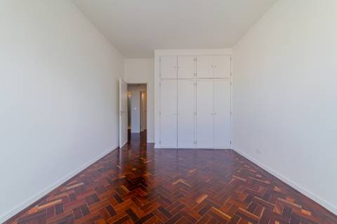 T4 Duplex de 152 m² Totalmente Remodelado, a Estrear | Avenida Infante Santo, Lisboa