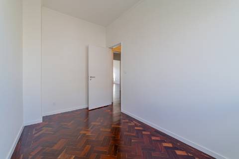 T4 Duplex de 152 m² Totalmente Remodelado, a Estrear | Avenida Infante Santo, Lisboa