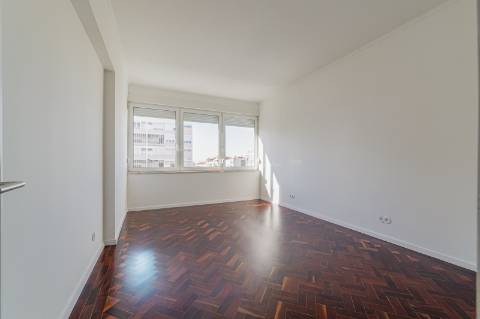 T4 Duplex de 152 m² Totalmente Remodelado, a Estrear | Avenida Infante Santo, Lisboa