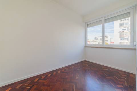 T4 Duplex de 152 m² Totalmente Remodelado, a Estrear | Avenida Infante Santo, Lisboa