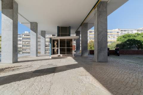 T4 Duplex de 152 m² Totalmente Remodelado, a Estrear | Avenida Infante Santo, Lisboa