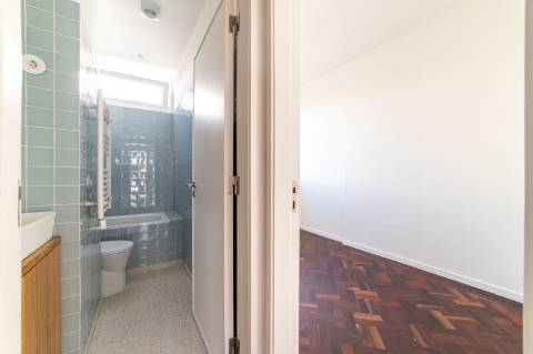 T4 DUPLEX RENOVADO EM ESTREIA | SALAO de 40 m² | 1 suíte e 2 suites cozy | GARAGEM | Lapa / Campo de Ourique