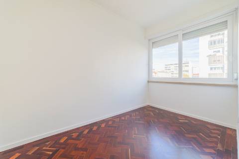 T4 DUPLEX RENOVADO EM ESTREIA | SALAO de 40 m² | 1 suíte e 2 suites cozy | GARAGEM | Lapa / Campo de Ourique