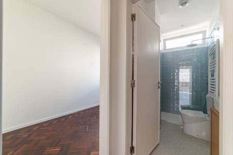 T4 DUPLEX RENOVADO EM ESTREIA | SALAO de 40 m² | 1 suíte e 2 suites cozy | GARAGEM | Lapa / Campo de Ourique