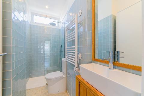 T4 DUPLEX RENOVADO EM ESTREIA | SALAO de 40 m² | 1 suíte e 2 suites cozy | GARAGEM | Lapa / Campo de Ourique