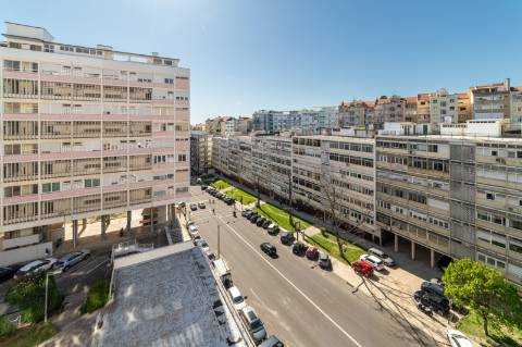 T4 DUPLEX RENOVADO EM ESTREIA | SALAO de 40 m² | 1 suíte e 2 suites cozy | GARAGEM | Lapa / Campo de Ourique